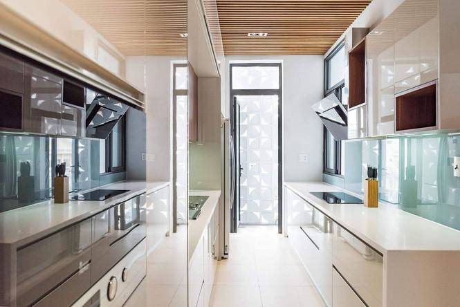 Nhà bếp sang trọng, tinh tế với đủ tiện nghi. Nhà bếp có cửa riêng dẫn ra ban công.