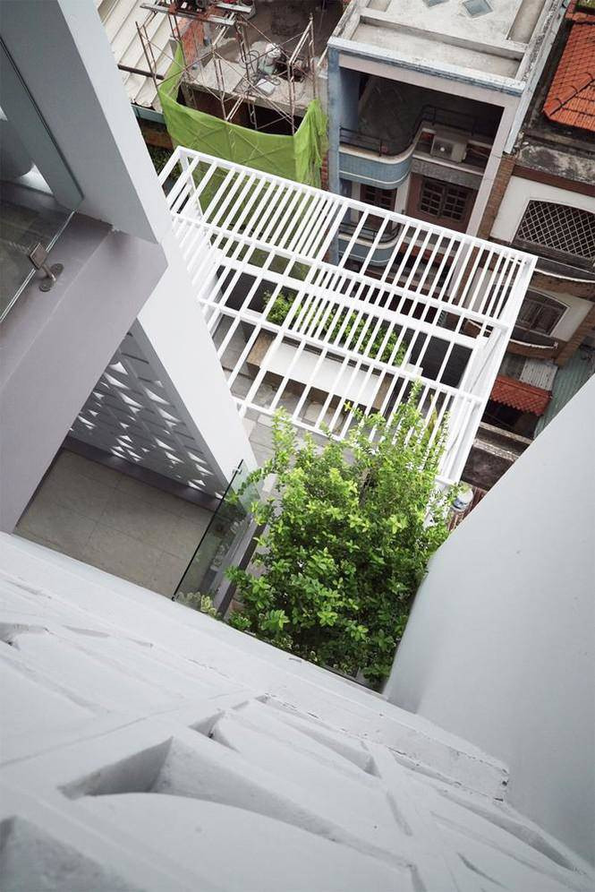 Nhà thực sự đơn giản và khác biệt, mang đầy cảm hứng sáng tạo, đan xen vào đó cả không gian cởi mở nhưng e lệ kín đáo.