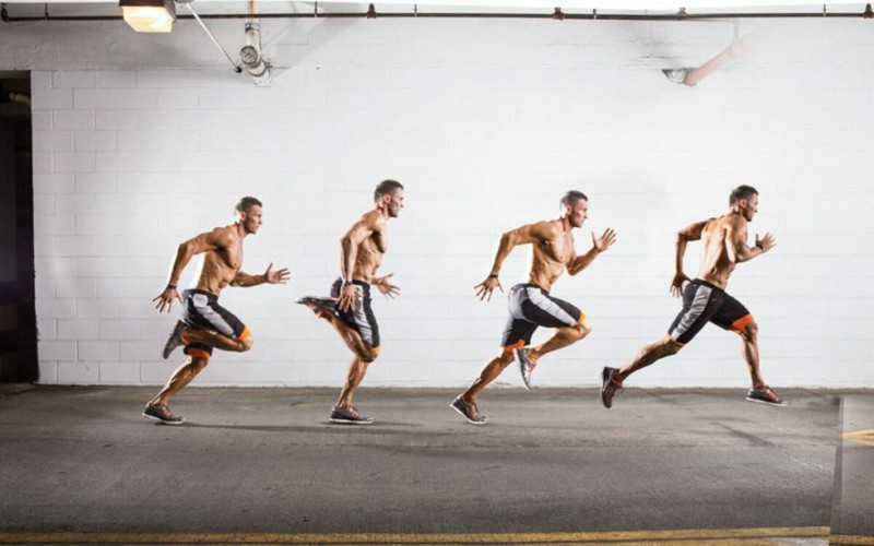 HIIT là một bài tập cường độ cao ngắt quãng, bạn sẽ phải bắt cơ thể hoạt động hết công suất (90- 100%) trong thời gian ngắn khoảng 30 giây cho mỗi bài sau đó nghỉ và lặp lại bài tập.