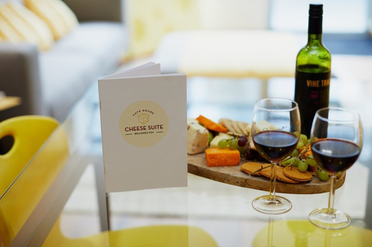 Căn phòng được tạo ra để mừng chuỗi Café Rouge của Pháp thêm món mới vào thực đơn. Khách ở điểm lưu trú này còn nhận được phiếu giảm giá khi dùng bữa tại nhà hàng.