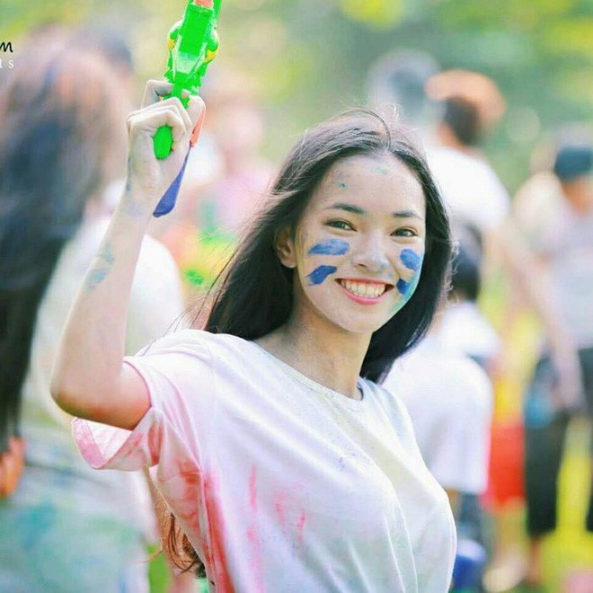 So với phong cách vừa chất chơi vừa quyến rũ ở hiện tại, Châu Bùi (Bùi Thái Bảo Châu, sinh năm 1997) thời đi học có phần đơn giản, nhí nhố hơn. Cô là cựu học sinh của trường THPT Đoàn Kết (Hà Nội). Điểm nổi bật lớn nhất khiến người theo dõi nhớ về cô nàng fashionista là nụ cười tươi tắn cùng cách trò chuyện vui vẻ, đầy năng lượng.