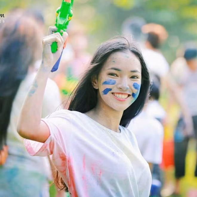 So với phong cách vừa chất chơi vừa quyến rũ ở hiện tại, Châu Bùi (Bùi Thái Bảo Châu, sinh năm 1997) thời đi học có phần đơn giản, nhí nhố hơn. Cô là cựu học sinh của trường THPT Đoàn Kết (Hà Nội). Điểm nổi bật lớn nhất khiến người theo dõi nhớ về cô nàng fashionista là nụ cười tươi tắn cùng cách trò chuyện vui vẻ, đầy năng lượng.