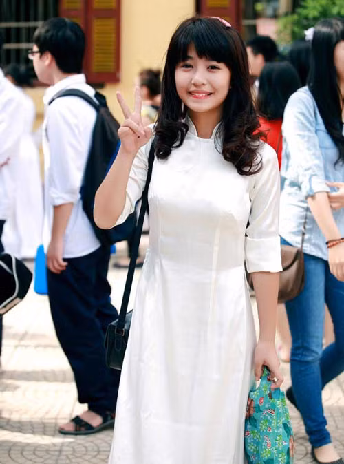 Nhìn hình ảnh mặc áo trắng khi còn học cấp 3 của Mẫn Tiên, nhiều người bất ngờ với ngoại hình khác xa hiện tại của nàng hot girl 9X. Cô nàng sinh năm 1996 từng theo học tại trường THPT Trần Phú (Hà Nội), sau đó đi du học Nhật Bản.