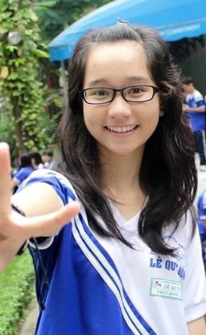 Nhiều người không khỏi bất ngờ khi nhìn hình ảnh thời phổ thông của cô nàng. Trúc Anh trước đây có phong cách giản dị, có phần ngố tàu với tóc mái bới ra phía sau và đeo kính cận.