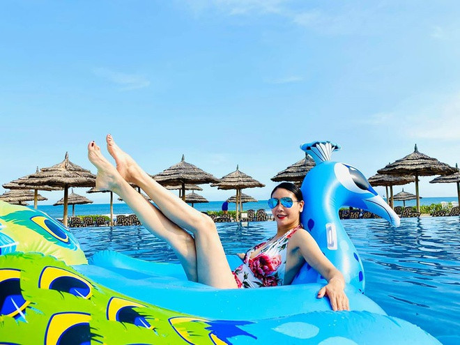 Hà Kiều Anh cho biết việc thường xuyên xuất hiện trong nhiều sự kiện, làm giám khảo các cuộc thi hoa hậu khiến chị không thể xuề xòa mà phải chỉn chu và ý thức tập luyện giữ vóc dáng.