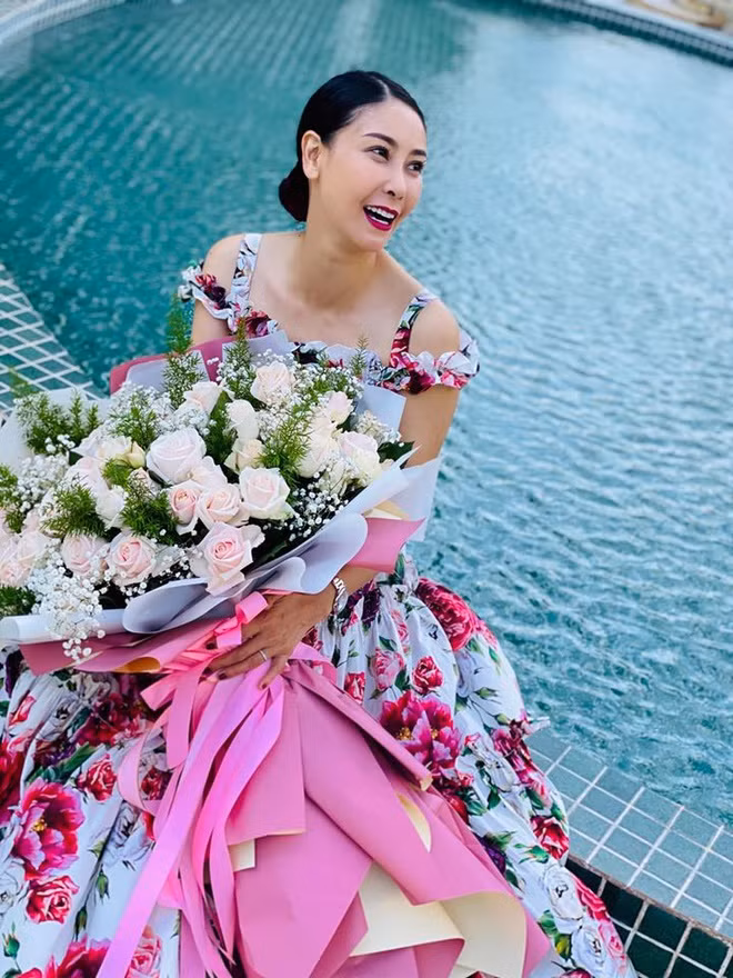 Nhiều năm qua, Hà Kiều Anh tạm dừng đóng phim. Cô thú nhận bản thân không có duyên với điện ảnh nên theo đuổi chỉ là "cố đấm ăn xôi". Do đó, cô tập trung làm kinh doanh, làm giám khảo các cuộc thi hoa hậu. Thời gian rảnh, hoa hậu cùng ông xã và các con đi du lịch. Gia đình cô vừa có chuyến đi Nam Phi, Dubai.