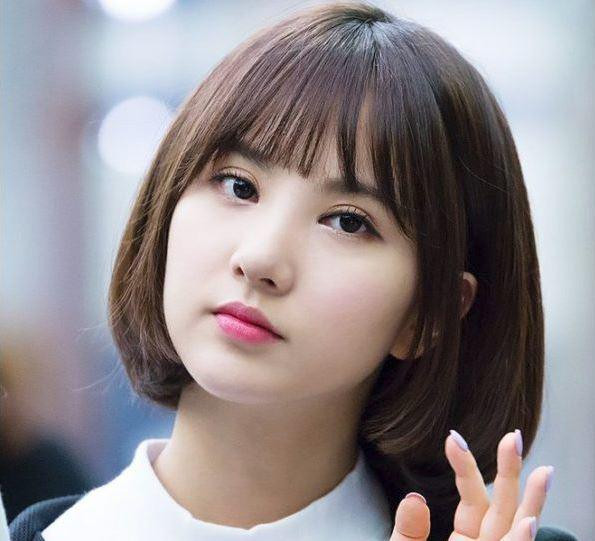 Mặt tròn trịa, má phúng phính: Theo xu hướng hiện đại, nhiều chị em có mong ước được sở hữu khuôn mặt thon gọn với chiếc cằm dài song trong nhân tướng học, một khuôn mặt đầy đặn, da dẻ hồng hào chính là nét quý tướng. Cụ thể, theo nhân tướng học, má tròn là đại diện cho phúc khí, thể hiện tướng của người làm lãnh đạo. Người này được cho là không nắm quyền lực cũng sẽ có số mệnh giàu sang. Họ thường dễ đạt được thành công hơn người khác. 