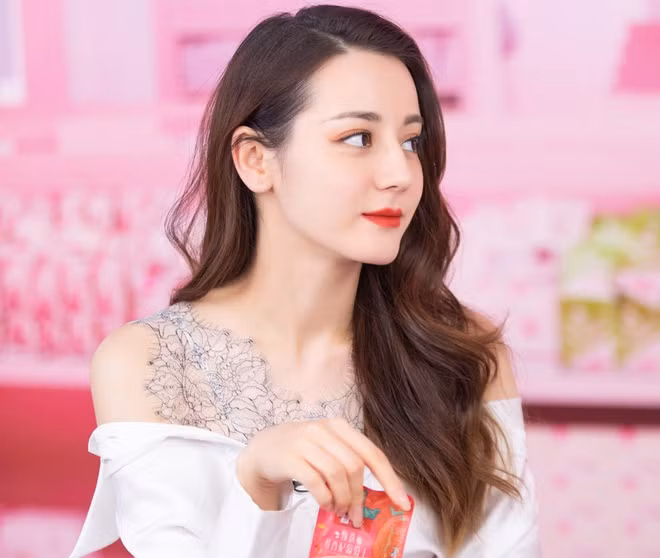 Tai to nổi bật: Với nhân tướng học, đôi tai to được coi là dấu hiệu đầy sức sống và tuổi thọ. Người mang đôi tai to là người vui vẻ và tràn đầy năng lượng. Họ luôn sẵn sàng chấp nhận rủi ro, không như người tai nhỏ sẽ lo sợ. 