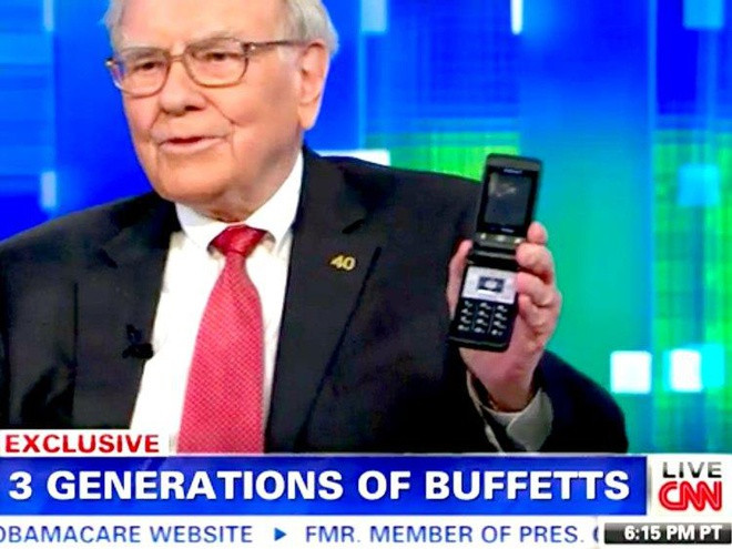 Trong khi đó, ông trùm chứng khoán Warren Buffett nói không với các điện thoại thông minh. Ông sở hữu một chiếc iPhone X nhưng không sử dụng. Thay vào đó, ông dùng chiếc điện thoại gập Samsung cổ lỗ, đang được rao bán trên Amazon với giá chỉ 20-30 USD. Ảnh: CNN.