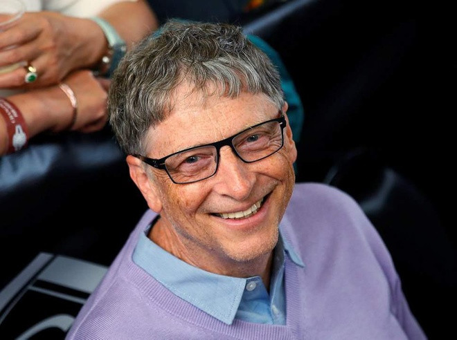 Dù là bạn lâu năm của Steve Job, tỷ phú Bill Gates nói không với iPhone. Trước đây, Bill Gates sử dụng điện thoại của Microsoft và sau khi dòng máy này bị khai tử, ông chuyển sang dùng điện thoại hệ điều hành Android. Thương hiệu được ông lựa chọn cũng là Samsung. Ảnh: Pinterest.