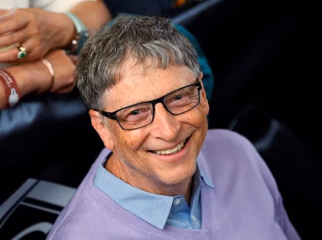 Dù là bạn lâu năm của Steve Job, tỷ phú Bill Gates nói không với iPhone. Trước đây, Bill Gates sử dụng điện thoại của Microsoft và sau khi dòng máy này bị khai tử, ông chuyển sang dùng điện thoại hệ điều hành Android. Thương hiệu được ông lựa chọn cũng là Samsung. Ảnh: Pinterest.