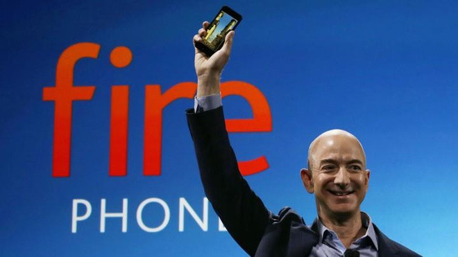 Là chủ sở hữu đồng sáng lập ra Amazon, Jeff Bezos được biết tới là đã sử dụng điện thoại Blackberry vào năm 2012. Trước khi Amazon cho ra mắt chiếc Fire Phone, chiếc điện thoại được nhìn thấy lần cuối trong tay ông là của Samsung. Đến bây giờ, chiếc điện thoại nào được ông sở hữu vẫn là một bí ẩn. Ảnh: AP.