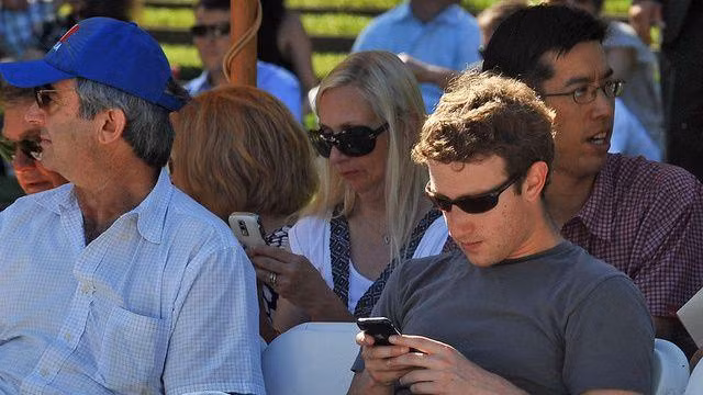 CEO Facebook, Mark Zuckerberg, được nhiều lần bắt gặp sử dụng iPhone. Ông được cho là luôn được nhận quà tặng là các điện thoại có logo táo khuyết từ ông chủ của Apple.