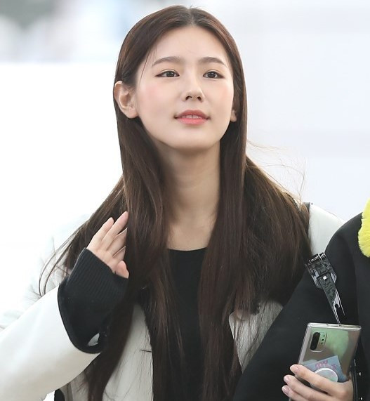 Giọng ca chính Mi Yeon được người hâm mộ nhận xét ngày càng xinh đẹp và quyến rũ. Cô mang bên mình chiếc Galaxy Note10+ phiên bản màu chuyển sắc.