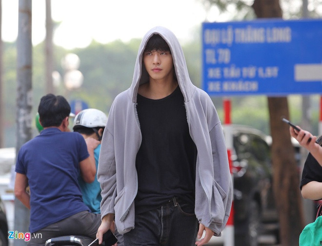 Nam diễn viên Ahn Hyo Seop là một trong những nghệ sĩ tới Việt Nam vào trưa 25/11. Ở sân bay Nội Bài, nam diễn viên thu hút sự chú ý với ngoại hình điển trai. Anh cùng một nhóm nghệ sĩ ở tại khách sạn 5 sao trên đường Lê Đức Thọ.