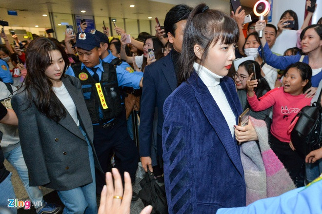 Lúc 21h30, Joy cùng các thành viên khác của nhóm nhạc nữ Red Velvet xuất hiện tại sân bay. Joy nổi tiếng là một trong số những nữ idol có gương mặt dễ thương trái ngược với thân hình gợi cảm, quyến rũ. Nữ thần tượng xuất hiện tại sân bay với kiểu tóc mái bằng trẻ trung, mới lạ, trên tay cầm một chiếc iPhone. Đây có thể là mẫu iPhone X hoặc XS.