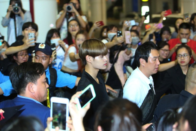 Ngày 25/11, nhiều thần tượng gồm Kang Daniel, Jung Hae In, Park Min Young, AB6IX, TWICE, Red Velvet... lần lượt tới sân bay Nội Bài. Các idol đến từ Hàn Quốc xuất hiện tươi tắn và thu hút đông đảo người hâm mộ chào đón.