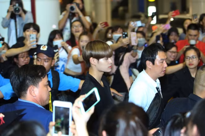 Ngày 25/11, nhiều thần tượng gồm Kang Daniel, Jung Hae In, Park Min Young, AB6IX, TWICE, Red Velvet... lần lượt tới sân bay Nội Bài. Các idol đến từ Hàn Quốc xuất hiện tươi tắn và thu hút đông đảo người hâm mộ chào đón.