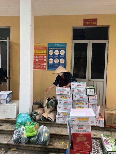 Con trai di cach ly, me mua do tiep te... cho cac chien si