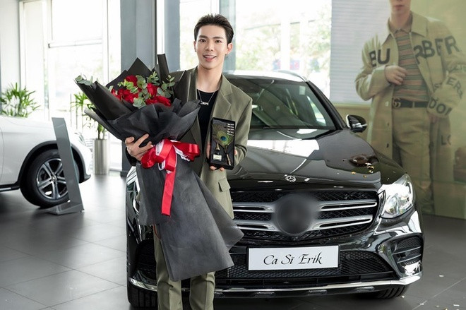 Cùng thời gian, bạn thân của Đức Phúc là Erik mua xe hơi giá hơn 2 tỷ đồng tặng cha nhân dịp ông sinh nhật 62 tuổi.