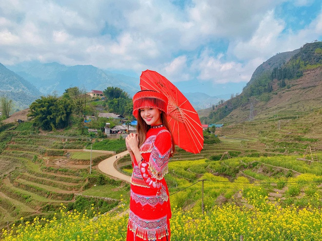 Sở hữu gương mặt xinh đẹp, được nhiều chàng trai mến mộ, song Hồng Đào vẫn còn độc thân. 10X chia sẻ ngoài giờ học, cô đi làm thêm nhiều nên muốn gặp gỡ bạn bè hay tìm hiểu ai cũng rất khó.