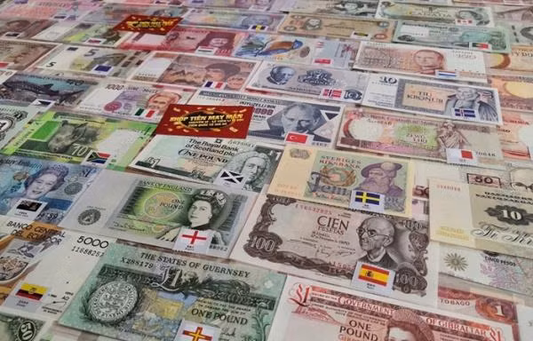 Bộ tờ tiền 180 quốc gia được rao bán với giá 11,5 triệu đồng. (Ảnh: Shoptienmayman)
