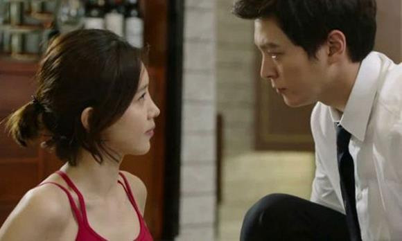 Vao nha nghi cung ban nhau, vo choang vang phat hien chong la gay