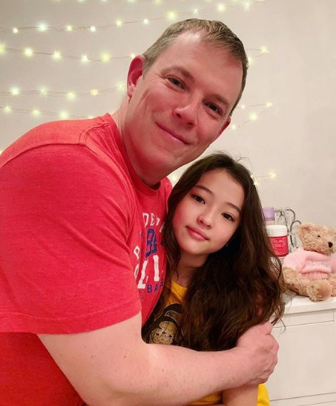 Còn cha của Ella Gross, một người Đức tóc vàng cũng sở hữu đường nét khuôn mặt rất chuẩn soái ca nên "để lại" cho cô con gái mình khí chất sang chảnh mà nhiều người khác phải ao ước.