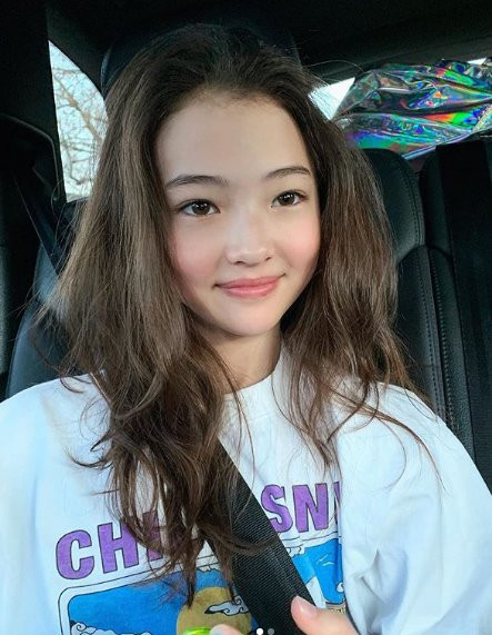 Tuy nhiên, sau khi được công bố, hình ảnh của Ella Gross trong video đã bị chỉ trích là không phù hợp. Một số khán giả nhận xét rằng Ellla Gross trông giống như một người phụ nữ trưởng thành. Hơn nữa, cảnh quay cận cảnh đôi môi dính son của người mẫu nhí khi ăn cũng nhận được nhiều lời chỉ trích là cổ súy ấu dâm.