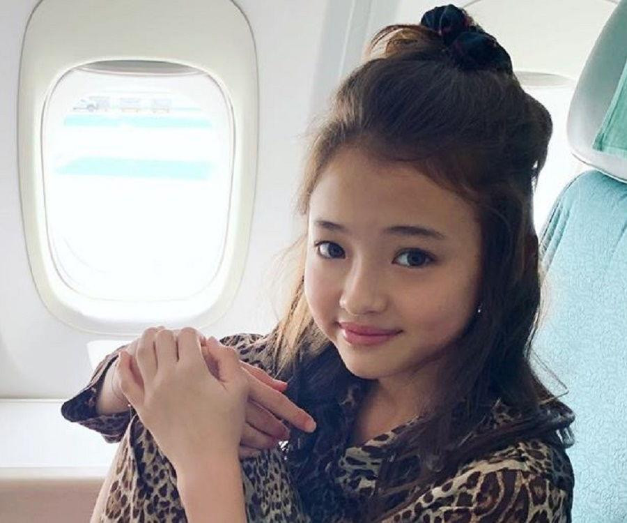 Ella Gross sở hữu gương mặt xinh đẹp, thần thái và khí chất vô cùng sang chảnh, hoàn toàn khác biệt với những đứa trẻ cùng trang lứa.