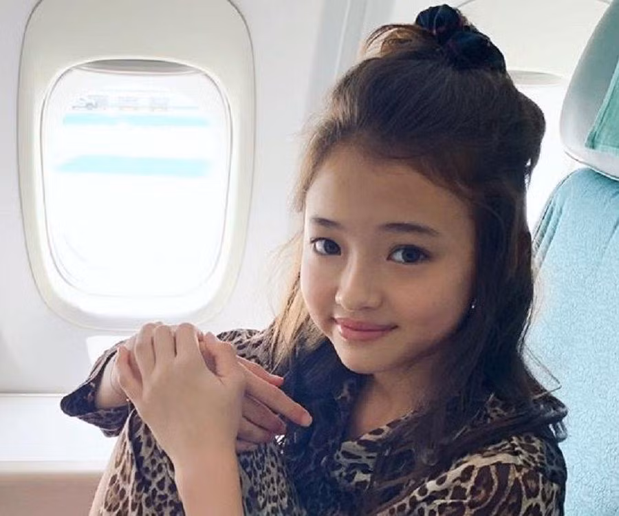 Ella Gross sở hữu gương mặt xinh đẹp, thần thái và khí chất vô cùng sang chảnh, hoàn toàn khác biệt với những đứa trẻ cùng trang lứa.