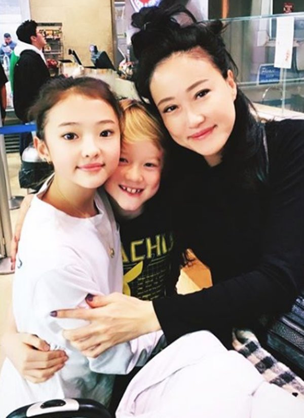 Nhiều người phải thừa nhận, mẹ của Ella Gross đẹp không thua kém những người mẫu, thậm chí còn có nét đẹp xuất thần hơn cả con gái mình, mặc dù đã ở tuổi tứ tuần.