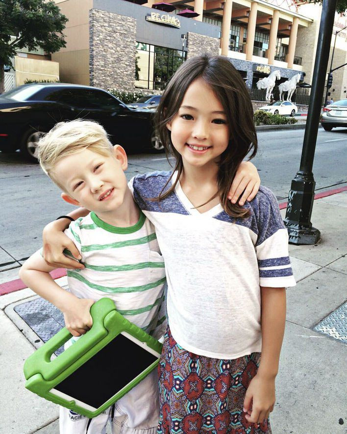 Khá đặt biệt khi em trai của Ella Gross thua cô 2 tuổi lại khác so với chị. Nếu chị gái da vàng tóc nâu thì cậu bé da trắng tóc vàng thừa hưởng hoàn toàn gen trội từ bố.