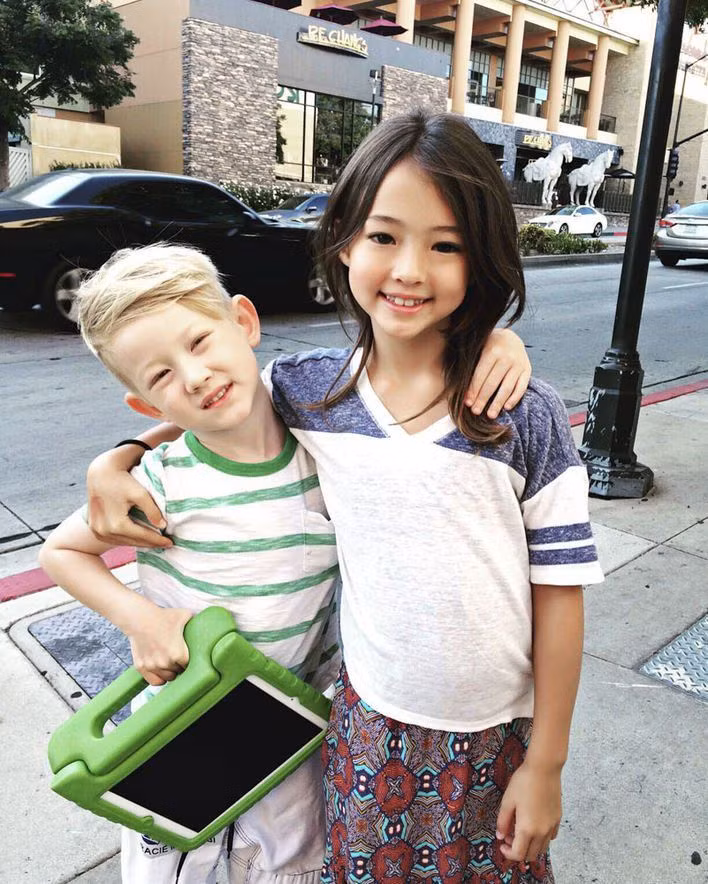 Khá đặt biệt khi em trai của Ella Gross thua cô 2 tuổi lại khác so với chị. Nếu chị gái da vàng tóc nâu thì cậu bé da trắng tóc vàng thừa hưởng hoàn toàn gen trội từ bố.