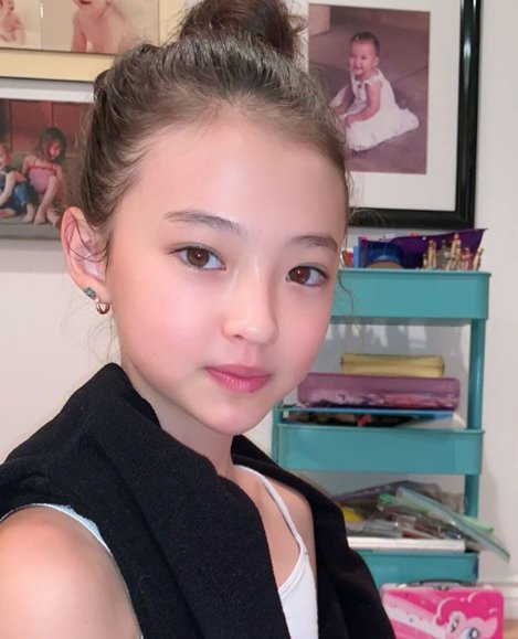 Khá nhiều người tò mò về thân thế cũng như việc liệu cô bé thừa hưởng gen đẹp này từ ai, bố hay mẹ hay người thân nào khác.