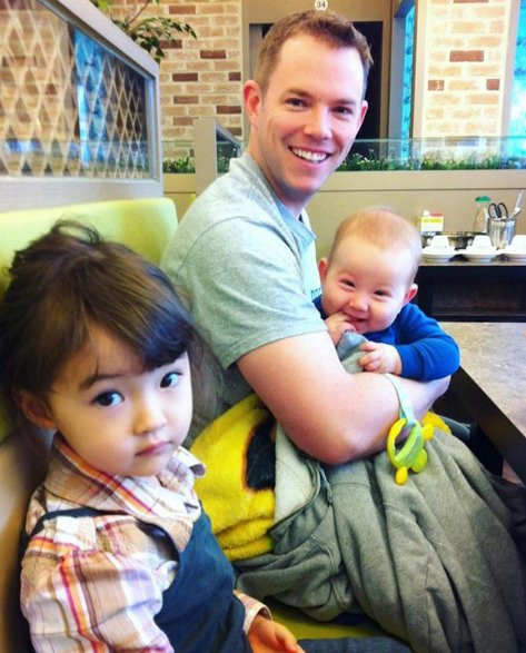 Một bức hình hiếm chụp 3 bố con Ella ngày các bé còn nhỏ cho thấy em thực sự rất dễ thương với đôi mắt tròn và gương mặt bầu bĩnh.