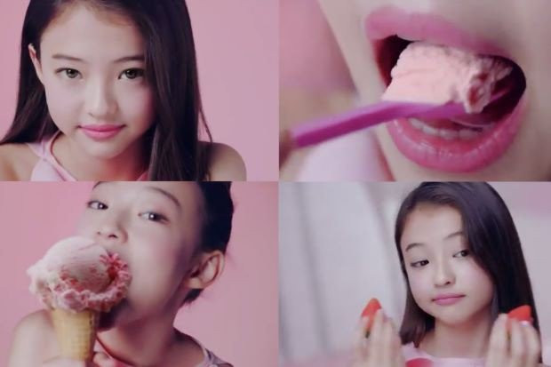 Theo đó, vào ngày 28/6 vừa qua, một thương hiệu kem nổi tiếng đã phát hành một video quảng cáo cho sản phẩm mới với người mẫu Ella Gross. Trong video này, Ella đóng vai một cô gái tuổi teen mặc một chiếc váy hở vai, trang điểm nhẹ tone hồng và vui vẻ ăn kem. 