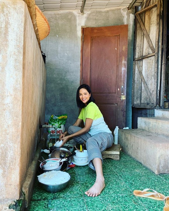 Sao Viet ve que vao mua dich: H'Hen Nie xay lua, Huong Ly di chan trau-Hinh-7