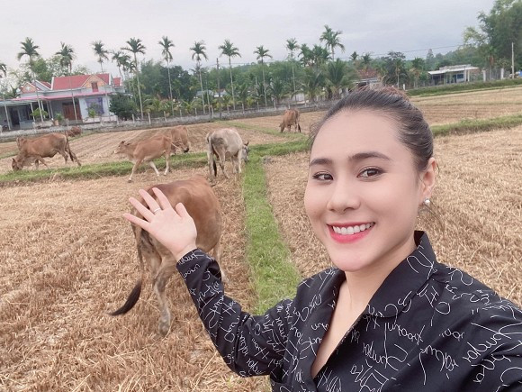 Sao Viet ve que vao mua dich: H'Hen Nie xay lua, Huong Ly di chan trau-Hinh-13