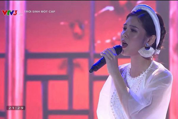 Nu MC hot nhat AFF Cup gay bat ngo voi giong hat con nha noi