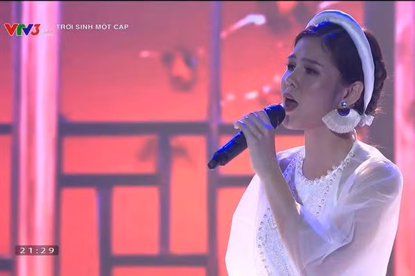 Nu MC hot nhat AFF Cup gay bat ngo voi giong hat con nha noi