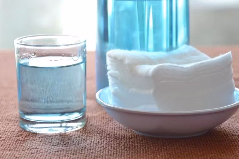 Hydrogen peroxide (Oxy già): Súc miệng bằng oxy già cũng giúp làm dịu cơn đau răng. Hãy pha oxy già với nước theo tỉ lệ 1:1, sau đó súc miệng với hỗn hợp này trong 30 giây. Bạn cần chú ý không pha quá ít nước và tuyệt đối không nuốt hỗn hợp này.