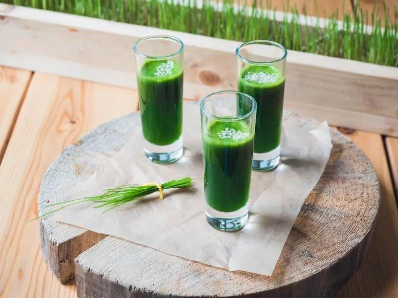 ##ss###style="font-size: 16px;">Nước ép cỏ lúa mì: Nước ép cỏ lúa mì chứa các thành phần kháng khuẩn, không chỉ giúp làm dịu cơn đau răng mà còn giúp ngừa sâu răng. Bạn chỉ cần dùng loại nước ép này như nước súc miệng.