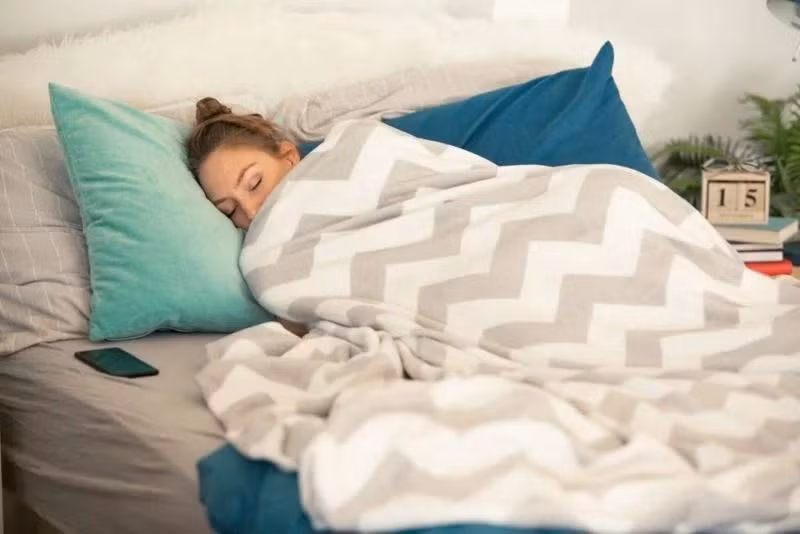 Kê cao đầu khi ngủ: Cơn đau răng thường nặng hơn vào ban đêm. Kê cao đầu khi ngủ giúp giảm lượng máu dồn đến vùng răng đau.