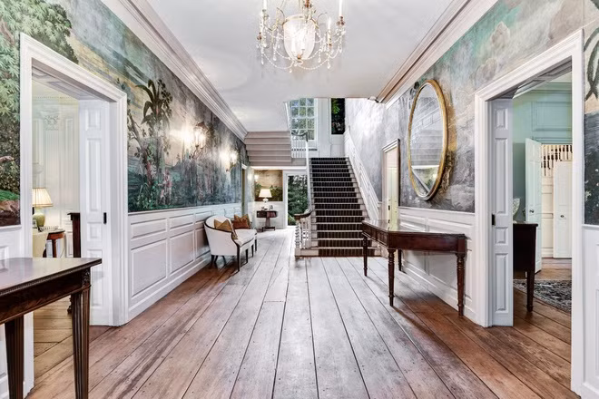 Tiền sảnh thông thoáng dẫn đến những khu vực sinh hoạt khác nhau trong ngôi nhà. Các bức tường được trang trí cầu kỳ với giấy dán tái hiện lại khung cảnh nước Pháp.