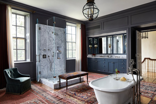 Phòng tắm chính sang trọng, mang một tông màu xanh độc đáo cùng một số nội thất cầu kỳ được nhập khẩu từ Thụy Điển.