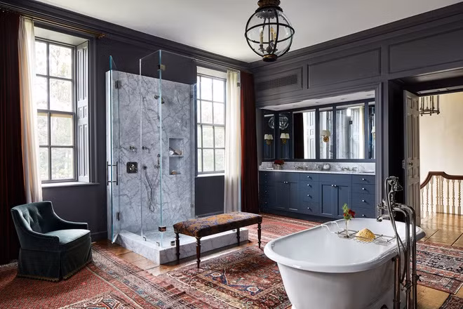 Phòng tắm chính sang trọng, mang một tông màu xanh độc đáo cùng một số nội thất cầu kỳ được nhập khẩu từ Thụy Điển.