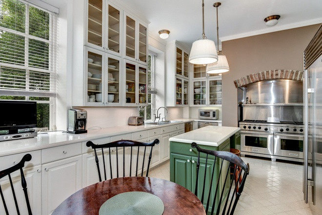 Khu vực nhà bếp được sắp đặt gọn gàng với các trang thiết bị nấu nướng hiện đại tích hợp trong những chiếc tủ cỡ lớn. Sàn gạch men tăng thêm vẻ sang trọng cho căn phòng.