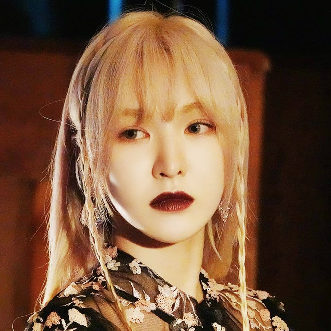 Làm sạch thật sự rất quan trọng: Thường xuyên kết thúc một ngày với lớp make up dày cộm trên da, Wendy không bao giờ bỏ qua bước làm sạch vào buổi tối. "Làm sạch da là bước chăm sóc da mang tính thiết yếu vì nó giúp làn da của tôi được tươi sáng, thông thoáng và khỏe mạnh", nữ ca sĩ nhấn mạnh. Ảnh: @wendybae94.