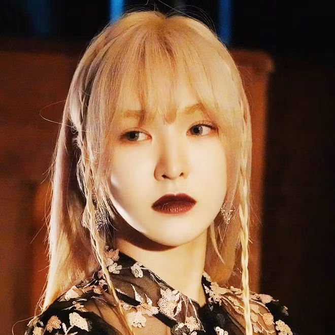 Làm sạch thật sự rất quan trọng: Thường xuyên kết thúc một ngày với lớp make up dày cộm trên da, Wendy không bao giờ bỏ qua bước làm sạch vào buổi tối. "Làm sạch da là bước chăm sóc da mang tính thiết yếu vì nó giúp làn da của tôi được tươi sáng, thông thoáng và khỏe mạnh", nữ ca sĩ nhấn mạnh. Ảnh: @wendybae94.